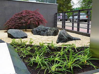 Zierkies mit Steinfindlingen