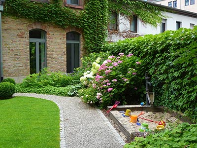 Weg aus Granit und Rheinkies