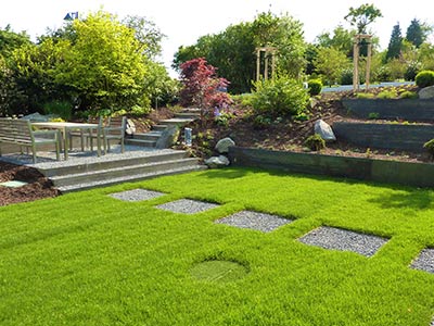 Rollrasen mit Kiestritten