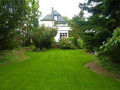 Rollrasen mit Porphyrpflaster