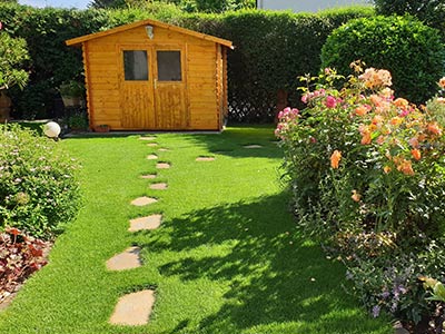 Trittplatten Naturstein im Rollrasen