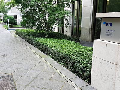 Pflege Außenanlage Bankgebäude