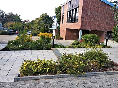 Außengelände Kirche