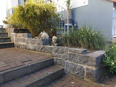 Natursteinmauer aus Basalt vermörtelt