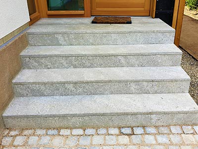 Natursteintreppe aus Muschelkalk gesägt