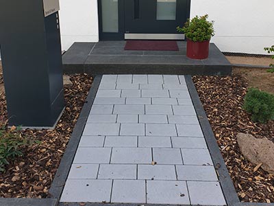 Betonstein mit Basalt Treppe und Einfassung